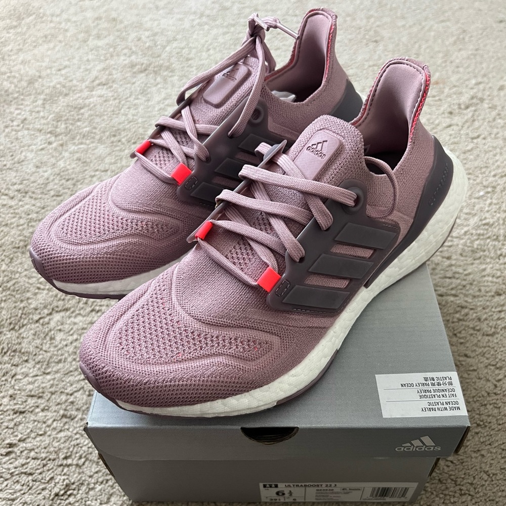 NEW Adidas Ultraboost 22